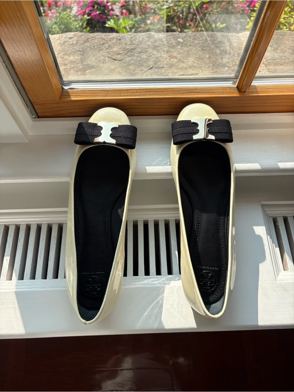 Tory Burch Bleach/Black Gemini Link Bow low heel.